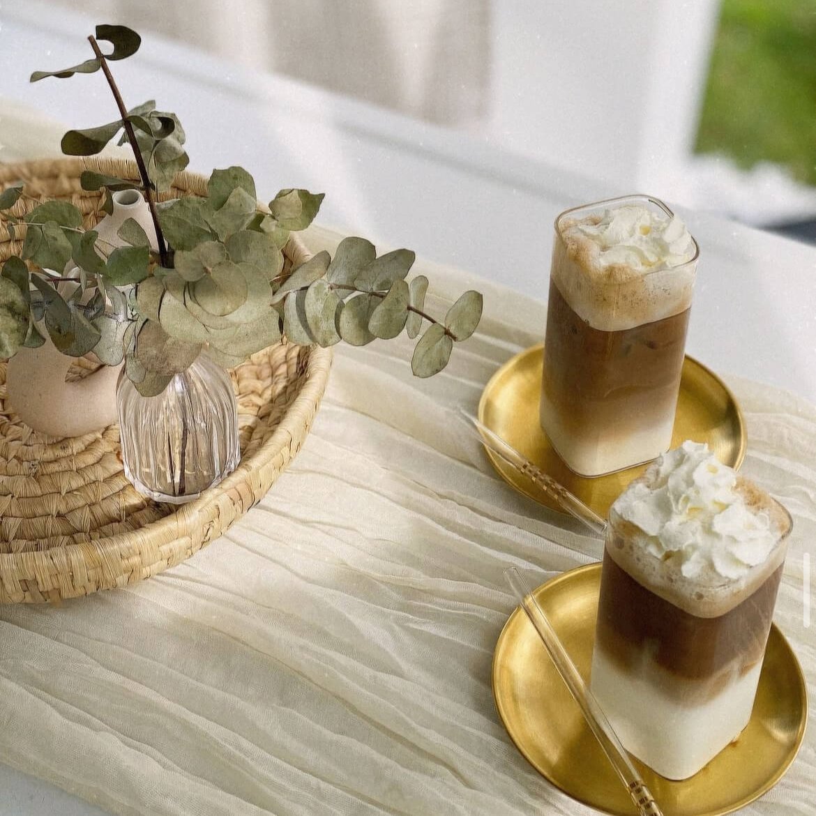Square Glas | Milano Chic, gefüllt mit Eiskaffee und Sahne. Hochwertiges, stilvolles Trinkgefäß mit modernem Design, ideal für kalte Getränke wie Eiskaffee und Cocktails. Dieses elegante, ästhetische Glas bietet ein luxuriöses Trinkgefühl und ist perfekt für eine trendige, stilvolle Tischdekoration.