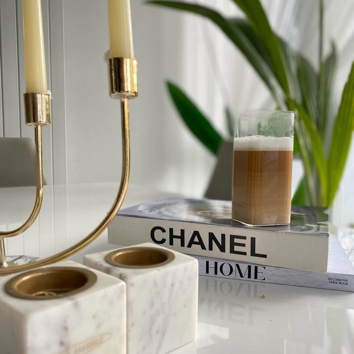 Square Glas | Milano Chic, gefüllt mit Kaffee, auf einem Esstisch. Hochwertiges, stilvolles Trinkgefäß mit modernem Design, ideal für heiße Getränke wie Kaffee und Cappuccino. Dieses elegante, ästhetische Glas bietet ein luxuriöses Trinkgefühl und ergänzt eine trendige, stilvolle Tischdekoration perfekt.