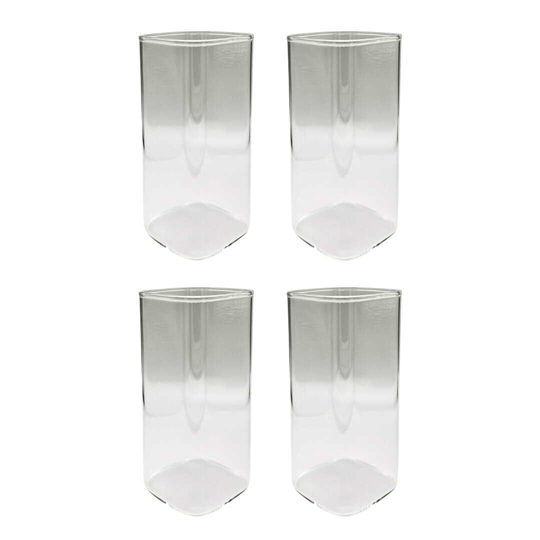 Stilvolles Square Glas | Milano Chic vor grauem Hintergrund. Hochwertiges, modernes Trinkgefäß für kalte und heiße Getränke wie Kaffee, Cappuccino, Eiskaffee und Cocktails. Dieses ästhetische Glas mit elegantem Design bietet ein einzigartiges Trinkgefühl und ist ideal für eine luxuriöse und zeitgemäße Tischdekoration. Perfekt für Luxus, Design und aktuelle Trends. 4er Set.