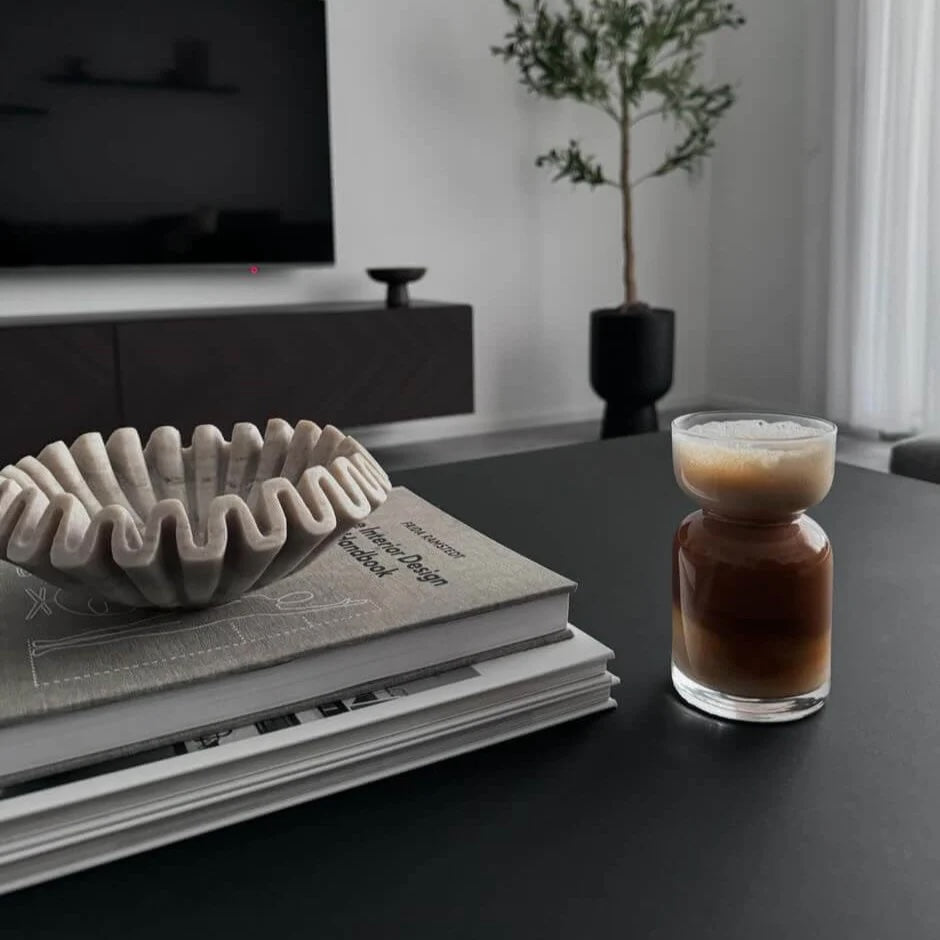 Dieses stilvolle, modern und minimalistisch designte Trinkglas ist hochwertig, elegant und bietet ein einzigartiges Trinkgefühl. Perfekt für kalte und heiße Getränke, wie Kaffee und Eiskaffee.
