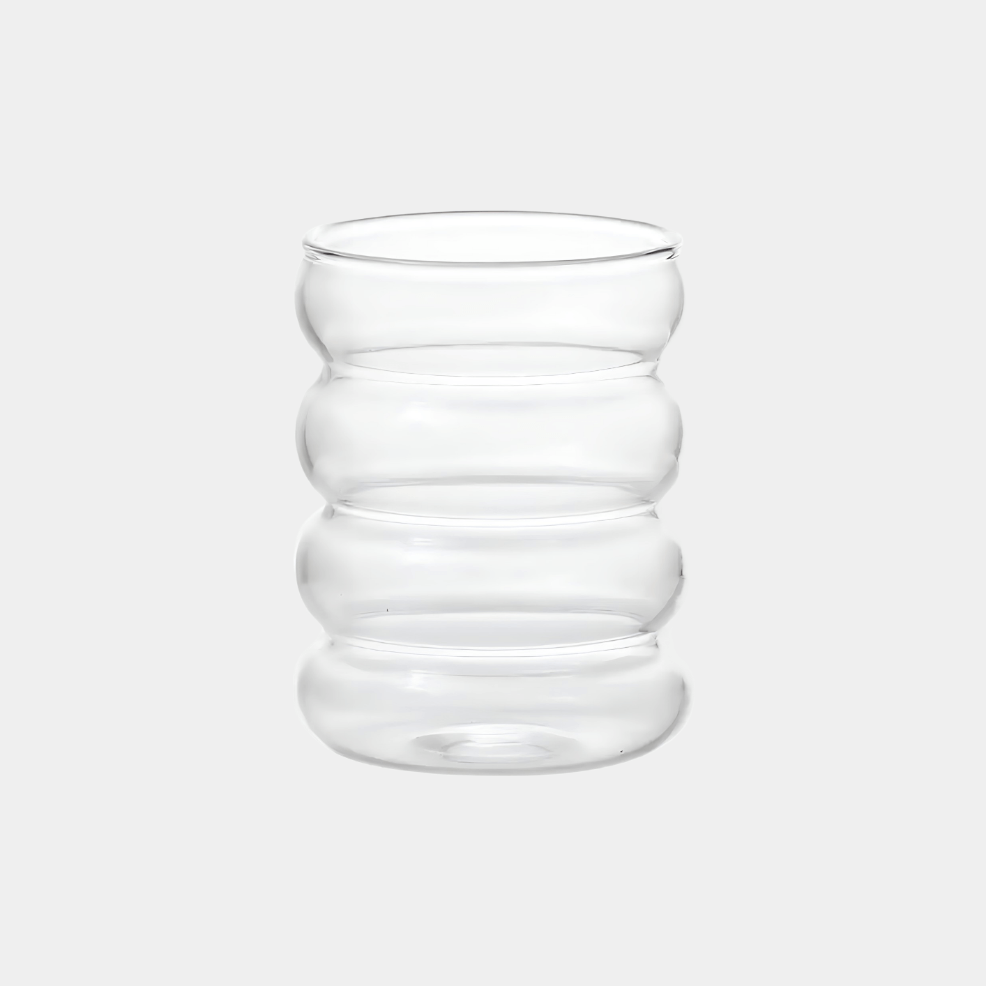 Ein stilvolles Bubble Glas | Venice Dream, präsentiert vor einem grauen Hintergrund - Luxuriöses Trinkglas mit einem einzigartigen, gewölbten Bubble Design und ästhetischem Appeal. Handgefertigt für ein einzigartiges Trinkerlebnis mit kalt- und heißen Getränken. Perfekt für Cocktails, Kaffee oder erfrischende Säfte. Attraktiv und edel, ideal für den täglichen Gebrauch oder besondere Anlässe. Erleben Sie Frische und Eleganz mit diesem hochwertigen, einzigartigen Glas.