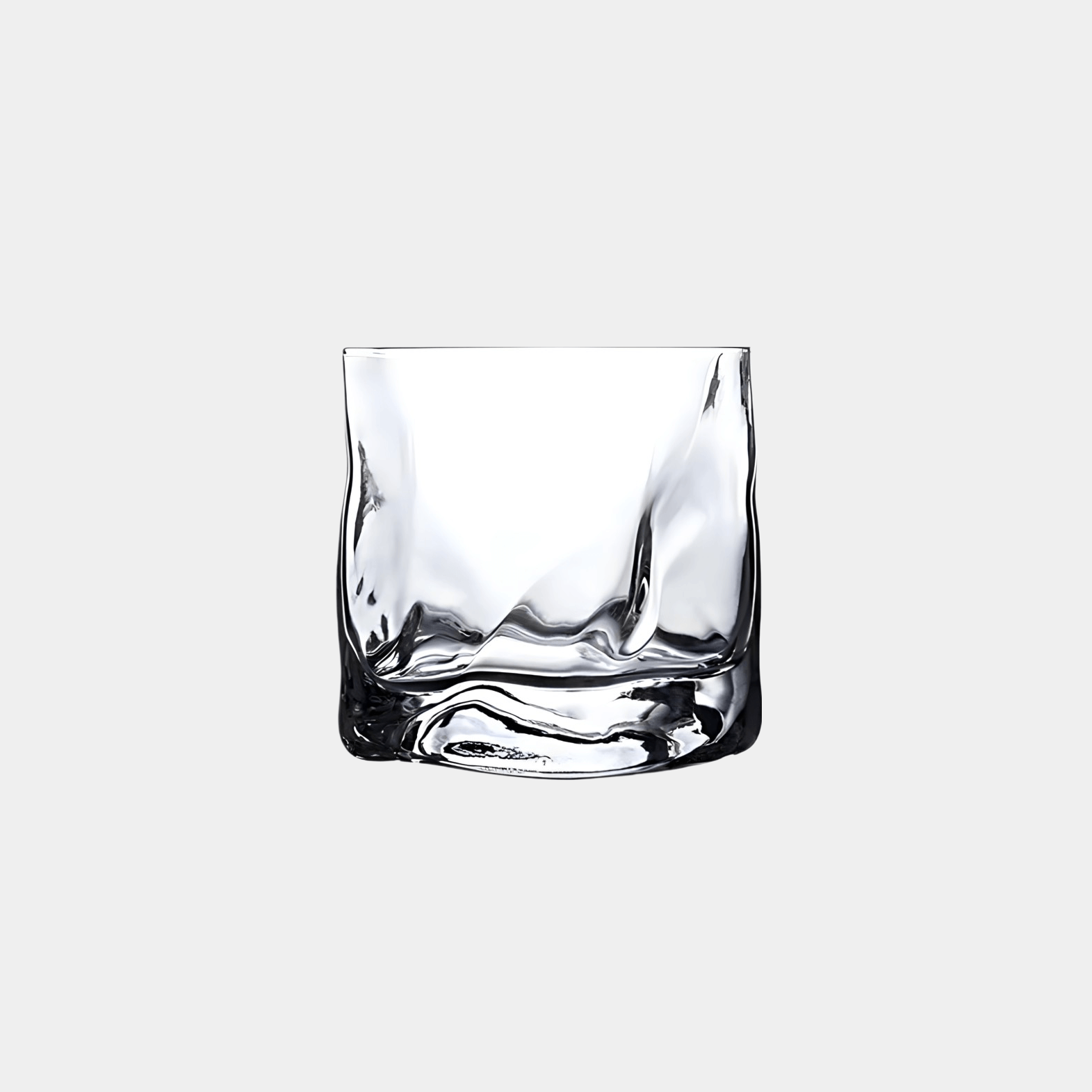 Ein modernes und minimalistisches Diamond Twist Glas, präsentiert vor einem eleganten grauen Hintergrund - Einzigartiges Trinkglas mit markantem Design und ästhetischem Appeal. Handgefertigt für ein exquisites Trinkerlebnis. Perfekt für Cocktails, Whiskey oder erfrischende Getränke. Ein Blickfang auf jedem Tisch. Erleben Sie Luxus und Eleganz mit diesem hochwertigen, einzigartigen Glas. Ideal für den täglichen Gebrauch oder besondere Anlässe. Stilvoll und zeitlos gestaltet für anspruchsvolle Genießer.
