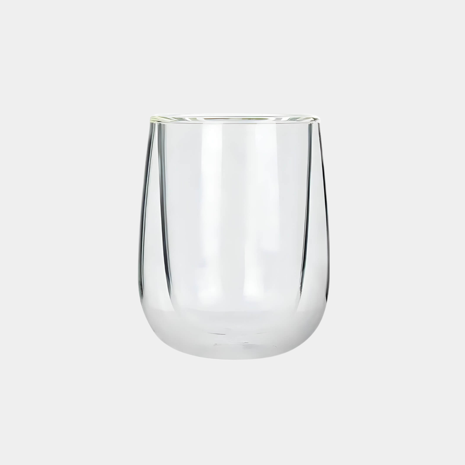 Auf diesem Bild sieht man unser Double Wall Glas 250ml. Das Glas hält Getränke länger Kalt oder Warm und ist optisch ein Hingucker. Es ist elegant und ästhetisch.