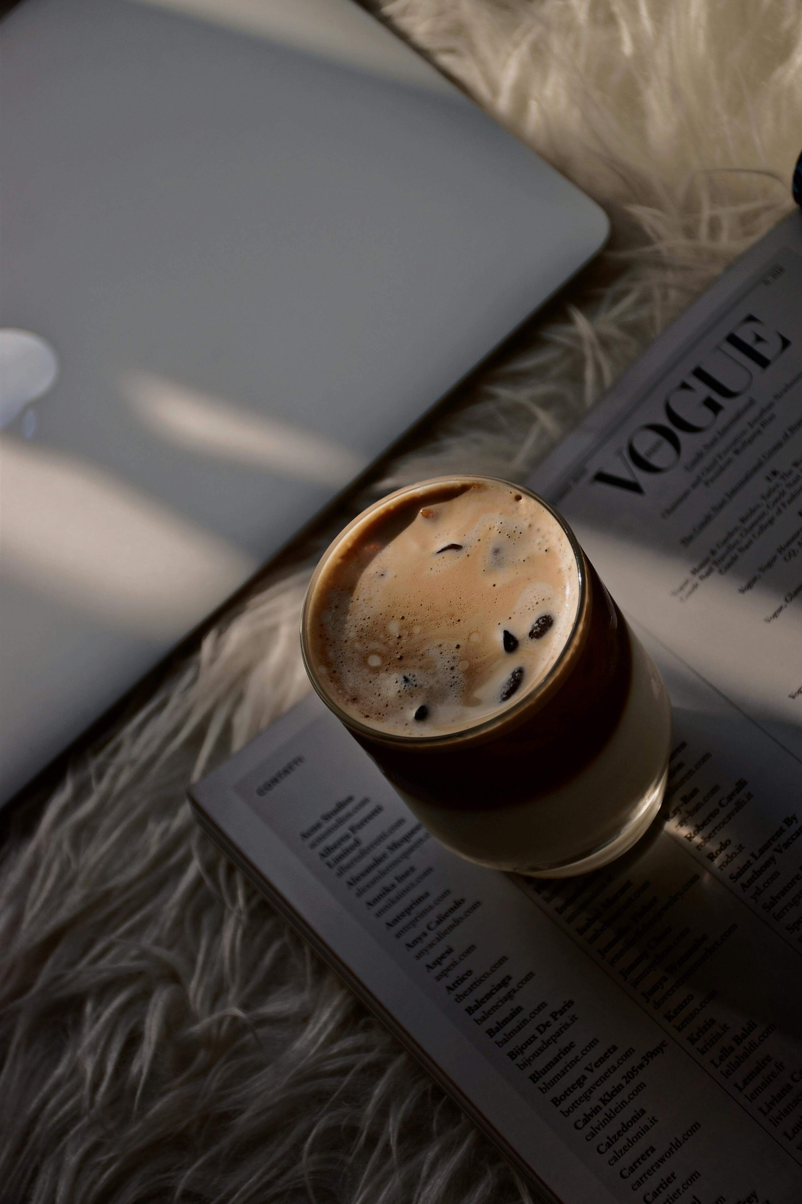 Genießen Sie stilvoll und elegant einen erfrischenden Eiskaffee in unserem modernen Glas. Dieses stylische Trinkglas ist perfekt für den Sommer und ein absoluter Trendsetter in jeder Küche. Entdecken Sie jetzt unser hochwertiges Kaffeglas und erleben Sie puren Genuss!