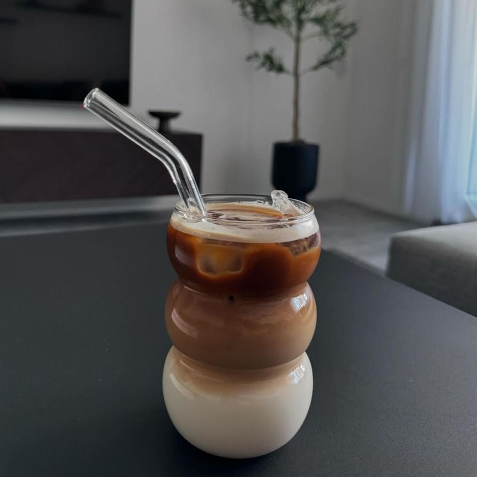 Unser hochwertiger, stilvoller Glasstrohhalm in einem Ibiza Sunkissed Bubble Glas. Perfekt für heiße und kalte Getränke, ideal für Eiskaffee, Cocktails und mehr. Wiederverwendbare Strohhalme für ein luxuriöses, ästhetisches Trinkerlebnis. Modern, minimalistisch und einzigartig – ein edler Blickfang.