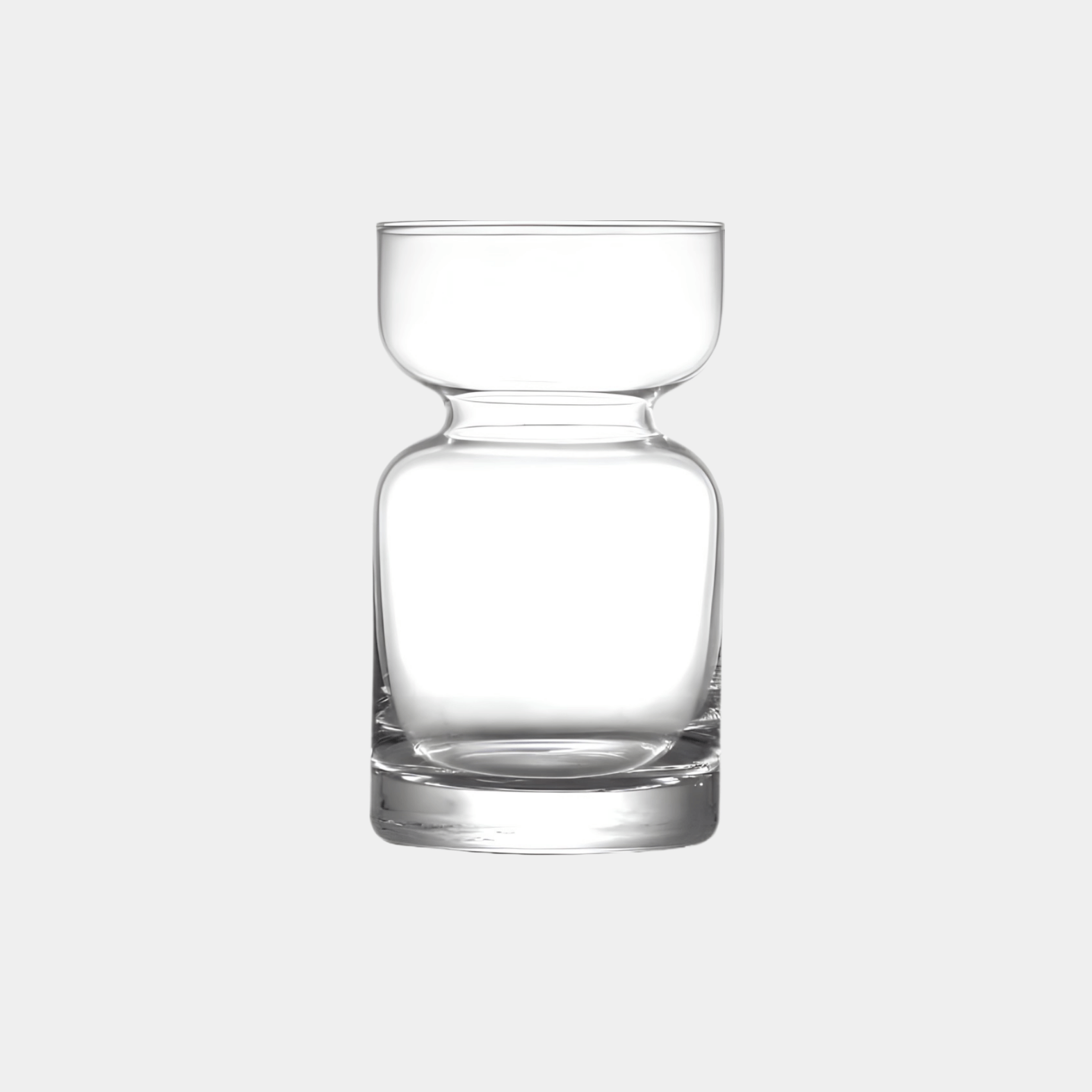 Ein ästhetisches London Sandscape Glas, präsentiert vor einem eleganten grauen Hintergrund. Luxuriöses Trinkglas mit markantem Design und zeitloser Eleganz. Handgefertigt für ein exquisites Trinkerlebnis mit heißen oder kalten Getränken. Perfekt für Cocktails, Kaffee oder erfrischende Getränke. Ideal für den täglichen Gebrauch oder besondere Anlässe. Stilvoll und zeitlos gestaltet für anspruchsvolle Genießer.