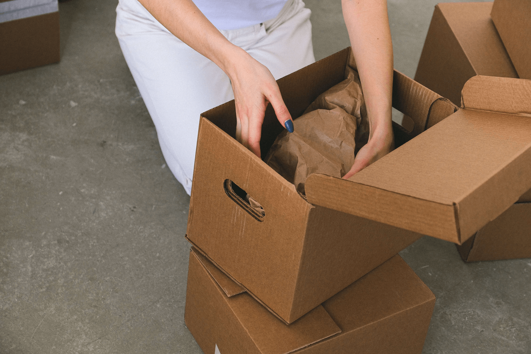 Person verpackt umweltfreundlich in einer recycelbaren Kartonschachtel. Bei andsimple verwenden wir nachhaltige Verpackungen, um Abfall zu reduzieren und die Umwelt zu schützen. Entdecke unser Engagement für umweltfreundliche Praktiken und nachhaltige Verpackungslösungen.