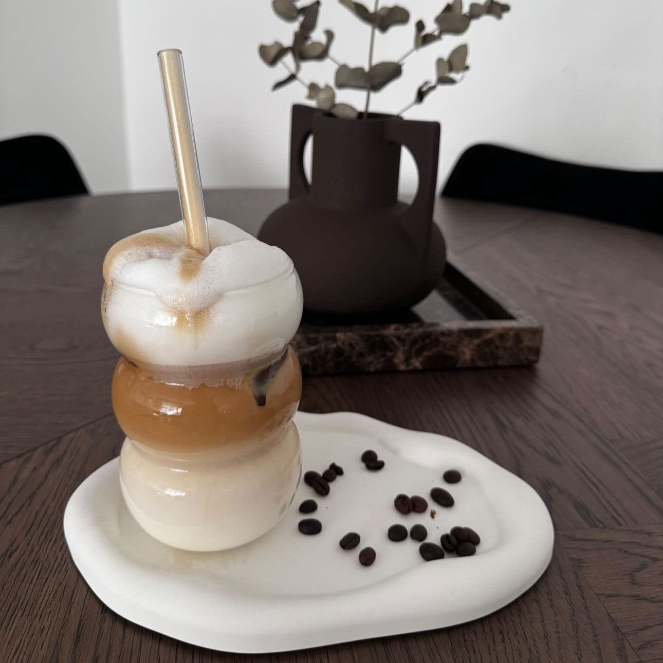 Bubble Glas | Ibiza Sunkissed, gefüllt mit Cappuccino. Hochwertiges Trinkglas mit gewölbtem, welligem Design, ideal für heiße Getränke wie Kaffee und Cappuccino. Stilvolles, modernes Glas für ein luxuriöses Trinkgefühl und eine elegante, trendige Tischdekoration.