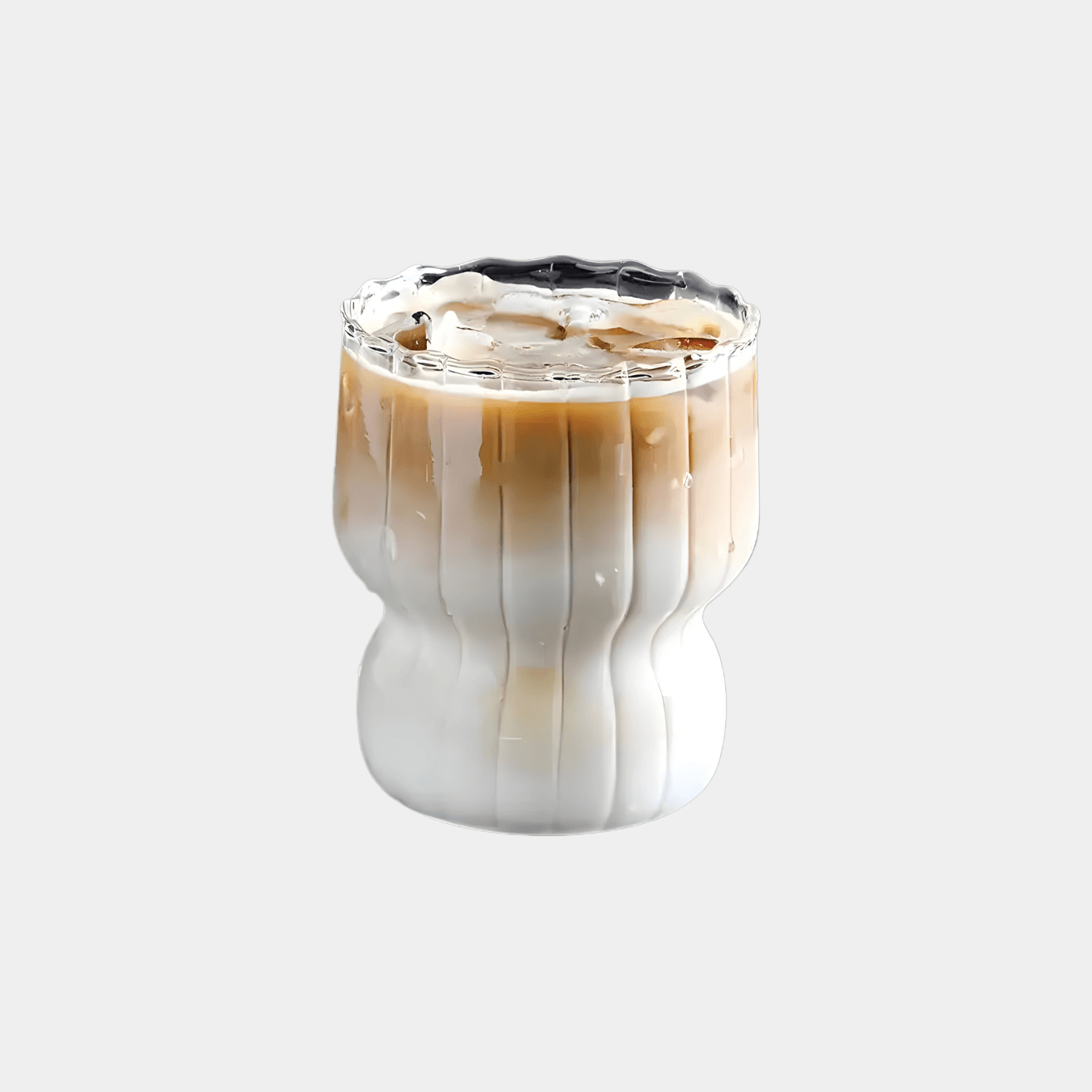 Stilvolles Riffled Glas | Mykonos Breeze mit Eiskaffee vor einem grauen Hintergrund. Hochwertiges, ästhetisches Trinkglas für Kaltgetränke wie Eiskaffee und Cocktails sowie heiße Getränke wie Kaffee und Cappuccino. Dieses stylische, moderne und elegante Trinkgefäß bietet ein einzigartiges Trinkgefühl. Perfekt für Luxus, Stil und ein ästhetisches Trinkerlebnis. Ideal als Riffle und Stripe Design für elegante Tischdekoration.