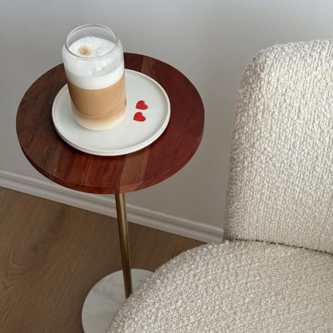 Stylisches SodaWave Fresh Glas 350ml mit Cappuccino, serviert auf einem Servierteller auf einem Tisch. Hochwertiges, ästhetisches Trinkglas für heiße Getränke wie Cappuccino und Kaffee sowie Kaltgetränke und Cocktails. Dieses moderne und elegante Trinkgefäß bietet ein einzigartiges Trinkgefühl. Perfekt für Luxus, Stil und ein ästhetisches Trinkerlebnis. Ideal für stilvolle und elegante Tischdekoration.