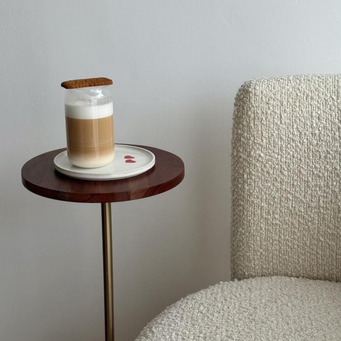 Stylisches SodaWave Fresh Glas 350ml mit Cappuccino und einem Keks auf dem Glas, serviert auf einem Servierteller auf einem Tisch. Hochwertiges, ästhetisches Trinkglas für heiße Getränke wie Cappuccino und Kaffee sowie Kaltgetränke und Cocktails. Dieses moderne und elegante Trinkgefäß bietet ein einzigartiges Trinkgefühl. Perfekt für Luxus, Stil und ein ästhetisches Trinkerlebnis. Ideal für stilvolle und elegante Tischdekoration.